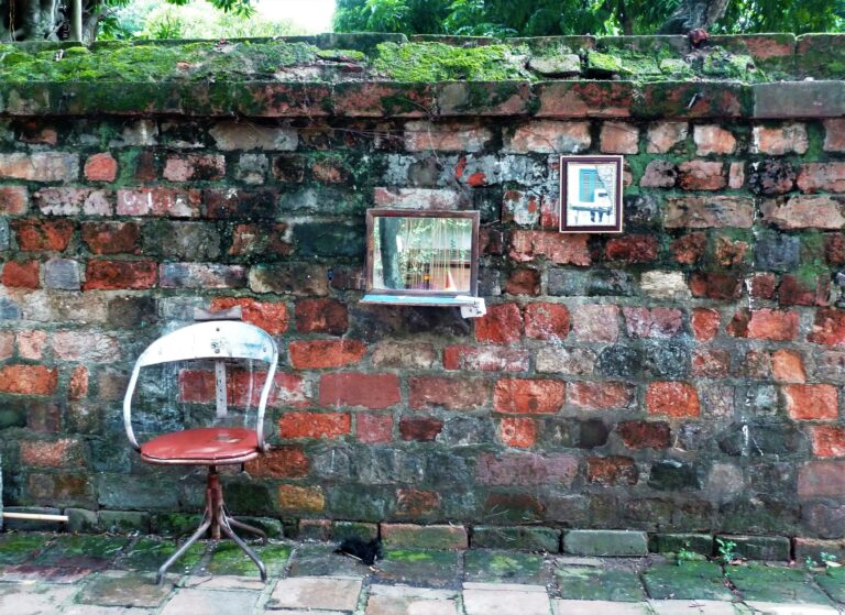 Amazing how in Vietnam a business can be, making hairdresser with 2 times nothing in the street