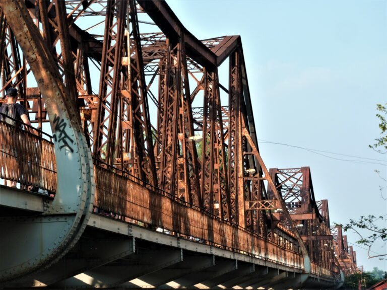 The Long Bien bridge across the Red River connects Hanoi with the main port of Haiphong. Designed by Gustave Eiffel, the bridge sustained significant damage during the Vietnam War. Only half of the bridge retains its original shape, but a rebuilding project supported by the French government is currently in progress to restore the bridge to its original appearance.