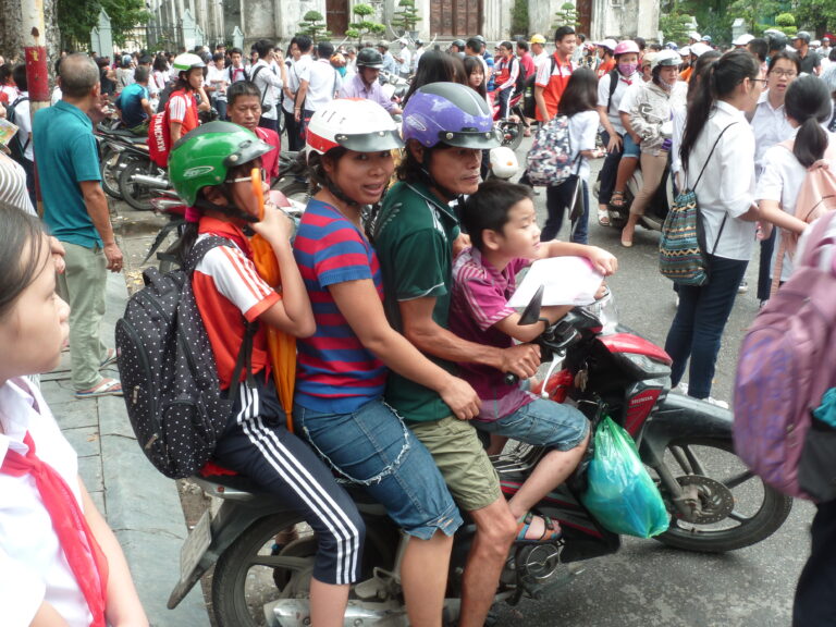 Hàng Trống Vietnam motorcycle family transport - public transportation