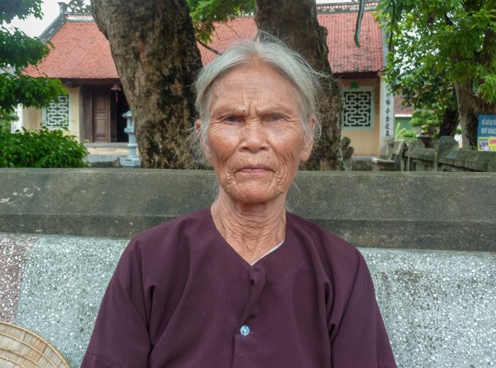 Trường Yên Ninh Bình Vietnam She was selling fans I neither like nor need. We made a deal and she gave me a gentle look instead of a fan. Today I would pay hundreds of fans to get again this short moment of complicity by doing a deal ...