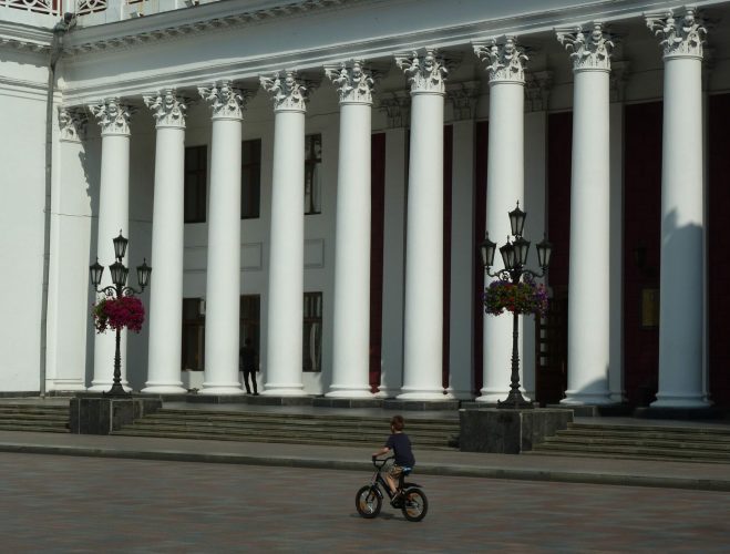 Ukraine, Odessa, Dums’ka Square, View on the white city hall building in neoclassical style