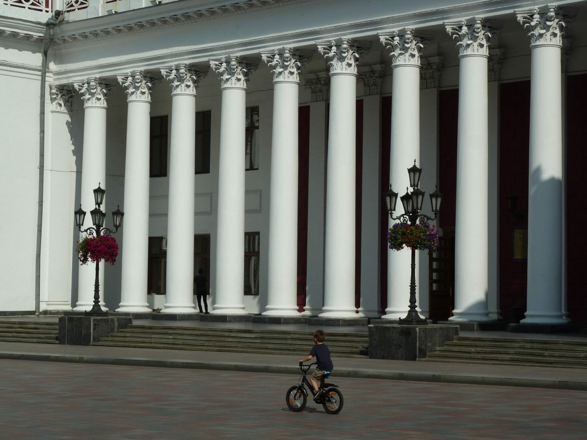 Ukraine, Odessa, Dums’ka Square, View on the white city hall building in neoclassical style