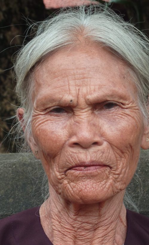 She was selling fans in a cemetery, she sold me her magic smile / Trường Yên near by Ninh Binh, Vietnam